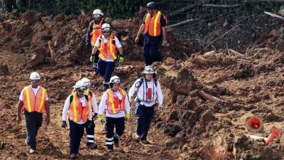 Los primeros informes que manejan los socorristas indican que unas 10 personas se encontraban en su residencia cuando una cabeza de agua generó el deslizamiento que sepultó parte de ella. En la imagen registro de la atención de otra emergencia similar en Panamá. EFE/Archivo