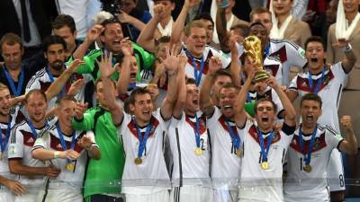 El capitán alemán Philipp Lahm alza la Copa del Mundo.