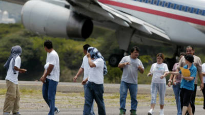 Los repatriados son enviados a Honduras principalmente desde Estados Unidos pero también desde México, en aviones o autobuses fletados por el Servicio de Inmigración estadounidense.