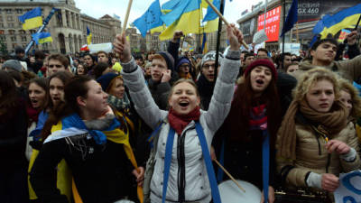 Los ucranianos siguen protestante en el centro de Kiev.