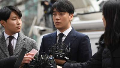 Seungri (c), miembro del grupo K-pop BIGBANG, habla a los medios de comunicación cuando llega para ser interrogarlos sobre las acusaciones por presunta incitación a la prostitución y distribución de pornografía. Foto JUNG Yeon-Je / AFP