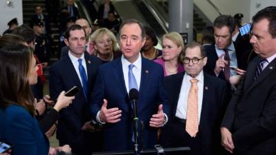 Los demócratas Adam Schiff y Jerry Nadler dan declaraciones a los medios de comunicación en el cuarto día del juicio político en el Senado contra el presidente de Estados Unidos, Donald Trump. Foto: AFP