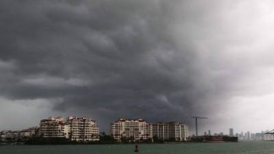 Heavy winds and rain from Hurricane Irma are seen in Miami, Florida, on September 10, 2017.Hurricane Irma regained strength to a Category 4 storm early Sunday as it began pummeling Florida and threatening landfall within hours. / AFP PHOTO / SAUL LOEB