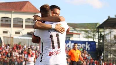 Roger Rojas y Alex López celebrando uno de los goles del partido del Alajuelense contra el Guadalupe.
