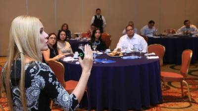 Susana Chavarría durante la exposición. Fotos: Amílcar Izaguirre