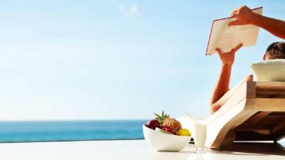 Todos los empleados permanentes tienen derechos a vacaciones remuneradas.