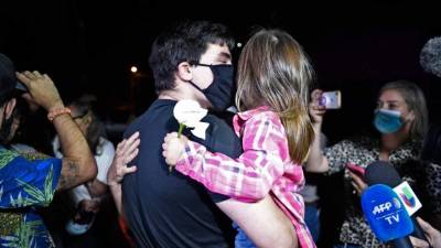 El activista opositor José Daniel Hernández fue recibido por su familia a su salida del Helicoide tras ser indultado por Maduro./AFP.
