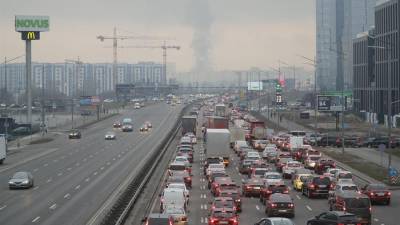 Decenas de ucranianos colapsan hoy las carreteras de salida de Kiev.