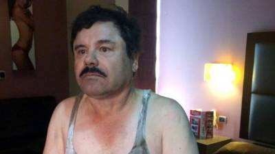 En la pared del hotel de Los Mochis donde fue detenido 'El Chapo' Guzmán hay un poster de una bella mujer semidesnuda. Foto AFP