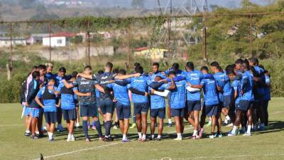 Los jugadores del Motagua realizaron una oración antes del entrenamiento de este jueves.
