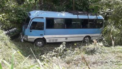 EL bus se salió de la carretera, hasta el momento solo hay heridos leves.