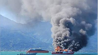 El Caribean Pride se incendió cuando se dirigía a los bancos de pesca en la mañana de este viernes 9 de febrero frente a las costas de La Ceiba, Atlántida. Iban unas 20 personas a bardo, entre mujeres y niños.