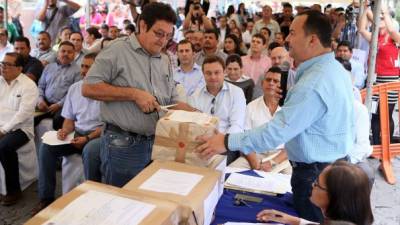 Las autoridades en la apertura de los sobres de licitación en el parque de Santa Rosa de Copán. Foto: Mariela Tejada