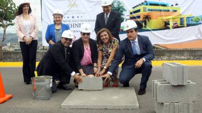 Autoridades colocando la primera piedra.
