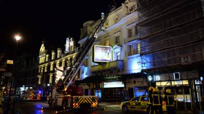 Los equipos de rescate llegaron al teatro para auxiliar a los heridos.