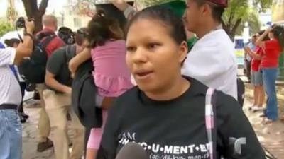 Varios padres de familia entre ellos una hondureña junto a su hija nacida en Estados Unidos y con parálisis cerebral se unió a la cruzada. 'Quiero llevar a la niña para que se realice las operaciones que se necesita' dijo Elsy Núñez.