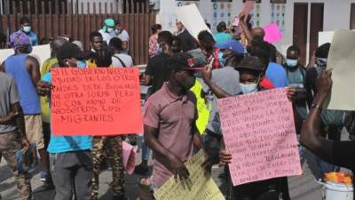 Un grupo de migrantes haitianos protestan por las calles del municipio de Tapachula. EFE.