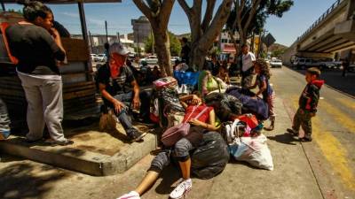 Migrantes centroamericanos descansan junto a sus pertenencias en la ciudad del El Chaparral, Tijuana (México), de camino hacia la frontera, el pasado viernes 4 de mayo de 2018.EFE