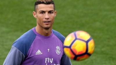 El nuevo look de CR7 ha sido relacionado a la entrega del Balón de Oro de este año.