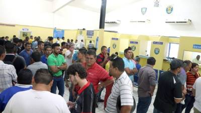 Abarrotadas de usuarios lucieron ayer las oficinas de Tránsito en San Pedro Sula. Foto: Amílcar Izaguirre.