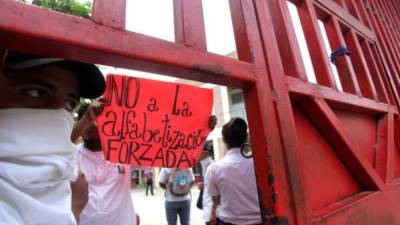 Los alumnos ayer continuaban custodiando los portones de los centros educativos oficiales. Foto: Wendell Escoto