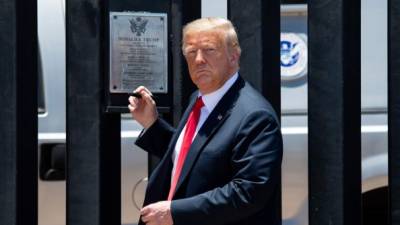 Trump firmó su muro en la frontera de Arizona afirmando que le ha ayudado a frenar los casos de coronavirus en EEUU pese al repunte de contagios./AFP.