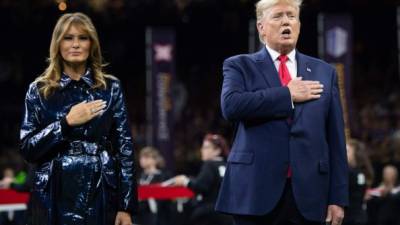 Melania Trump vuelve a causar sensación en las redes sociales tras su última aparición pública junto al presidente estadounidense, Donald Trump, en el Campeonato Nacional de Fútbol Americano celebrado el pasado domingo en Nueva Orleans.