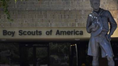 Una estatua de un niño scout en las instalaciones principales de los Boy Scouts of America en Irving, Texas.