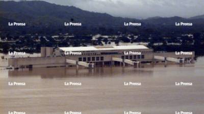 La noche del 29, las aguas del río Chamelecón rompieron un muro de contención y al día siguiente inundaron el aeropuerto Ramón Villeda Morales