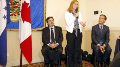 El vocero de la Maccih, Juan Jiménez; la ministra adjunta de Desarrollo Internacional, Karina Gould, y el embajador de Canadá para Honduras, Michael Gort.