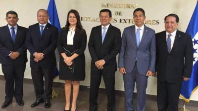 El documento fue entregado al ministro de Relaciones Exteriores de El Salvador, Hugo Martínez.