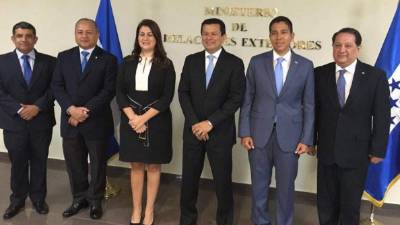 El documento fue entregado al ministro de Relaciones Exteriores de El Salvador, Hugo Martínez.