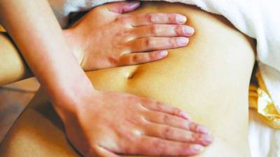 El masaje se basa en movimientos que se hacen con las manos desde la dermis hasta tratar el sistema linfático.