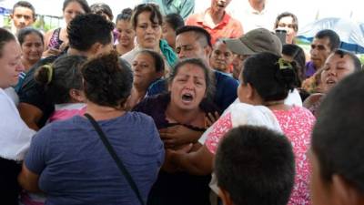 La hondureña Olga López llora durante el funeral de su hija Jennifer (10) que ahogó junto con otros dos niños al intentar alcanzar el 'sueño americano'. AFP