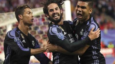 GRA726. MADRID, 10/05/2017.- El centrocampista del Real Madrid Isco Alarcón (c) celebra con Cristiano Ronaldo (i) y con Casemiro su gol, primero del equipo frente al Atlético de Madrid, durante el partido de vuelta de semifinales de la Liga de Campeones que se juega hoy en el estadio Vicente Calderón, en Madrid. EFE/JuanJo Martín