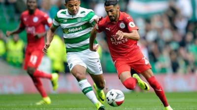 El hondureño Emilio Izaguirre fue titular con el Celtic en el amistoso contra el Leicester City en Glasgow y enfrentó al argelino Riyad Mahrez, con quien tuvo un gran duelo en el encuentro. Foto AFP