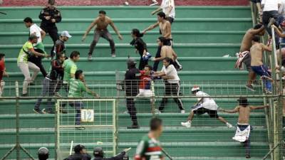 Las barras de Marathón y Olimpia se enfrentaron en las gradas del estadio Yankel Rosenthal.