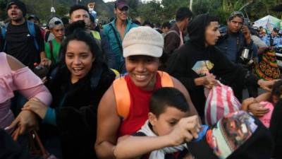 Los hondureños continúan su ruta y su afán es llegar este día a Guatemala para acercarse a México.