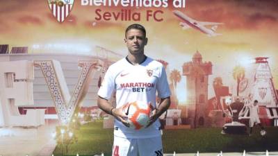 Javier Hernández firmó por tres temporadas con el Sevilla de España. Foto AFP.