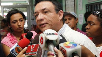 En conferencia, Elmer Mayes, presidente del CMH, informó sobre la decisión de sus colegas de abandonar sus áreas.