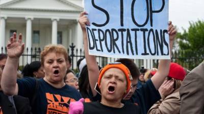 Un grupo de manifestantes piden el final de las deportaciones de inmigrantes ilegales frente de la Casa Blanca en Washington. AFP