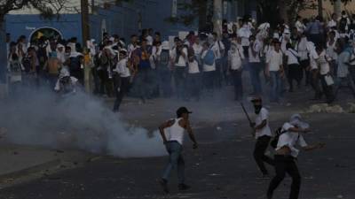 Los estudiantes del instituto Jesús Aguilar Paz llegaron en formaviolenta a las instalaciones del Vicente Cáceres, en donde se llevaba acabo una reunión para revisar la ampliación de cinco minuto a la horaclase.