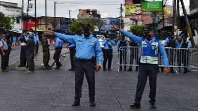 La Policía hace retenes para que las personas respeten los toques de queda en Honduras.