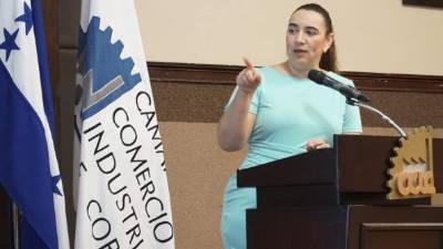 Eny Bautista, comisionada de la Coprisao, durante el conversatorio ayer en la Cámara de Comercio.