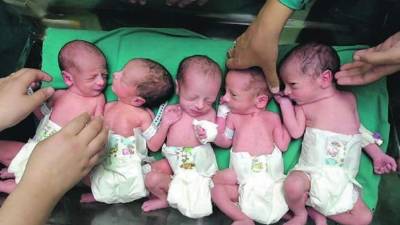 Foto de Archivo de un grupo de quintillizos.