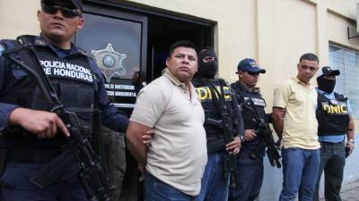 El clase uno de la Policía Nacional, Luis Vásquez Carrillo, e Isaías Cruz Moreno fueron arrestados ayer tras allanamientos.