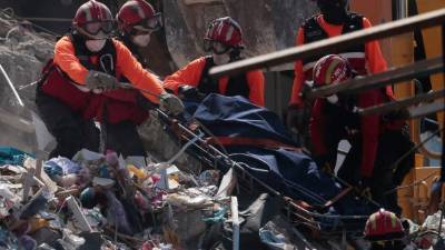 Rescatistas sacan de entre los escombros un cuerpo en la ciudad de Manta, donde han llegado toneladas de ayuda para la población. Foto: AFP