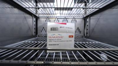 A diferencia del resto de sueros, que fueron elaborados usando una técnica basada en el RNA, la vacuna de Novavax se creó siguiendo métodos más tradicionales basados en proteínas.