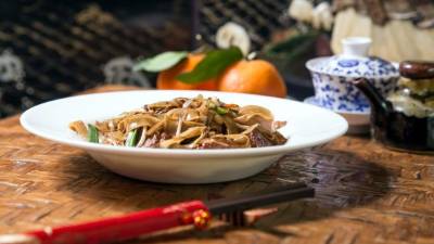 Los tallarines se deben sazonar con salsa de soya, sal y pimienta.