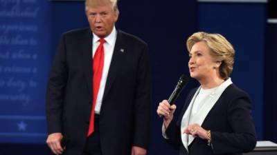 Las redes sociales destacaron la presencia del magnate detrás de Clinton durante algunos momentos tensos en el segundo debate presidencial. AFP.